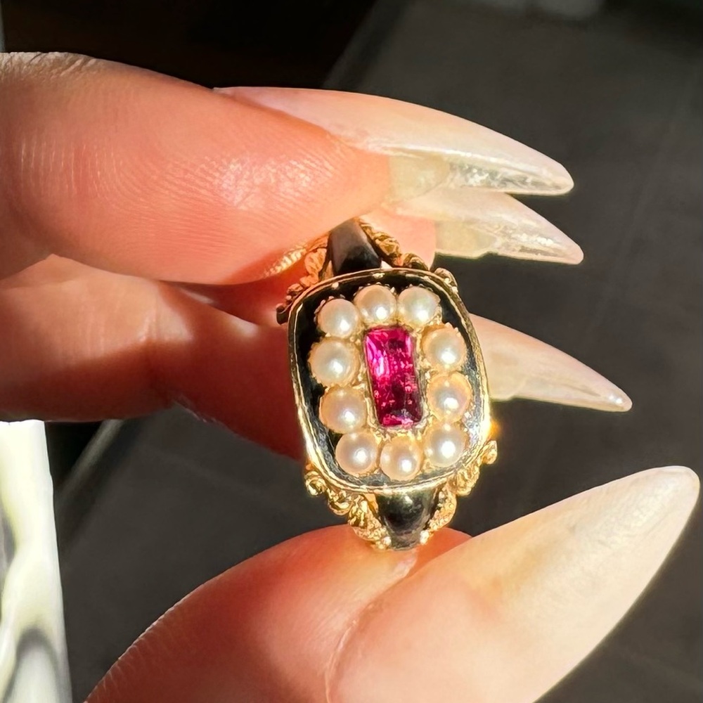 English Regency/Victorian Era 18k Ruby, Seed pearl, & Enamel Mourning Ring - Picture 3 of 8